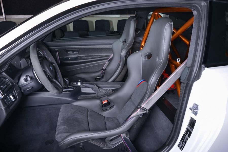 Интерьер BMW M4 GTS by Abu Dhabi Motors 2017 года  (фото 8 из 18)